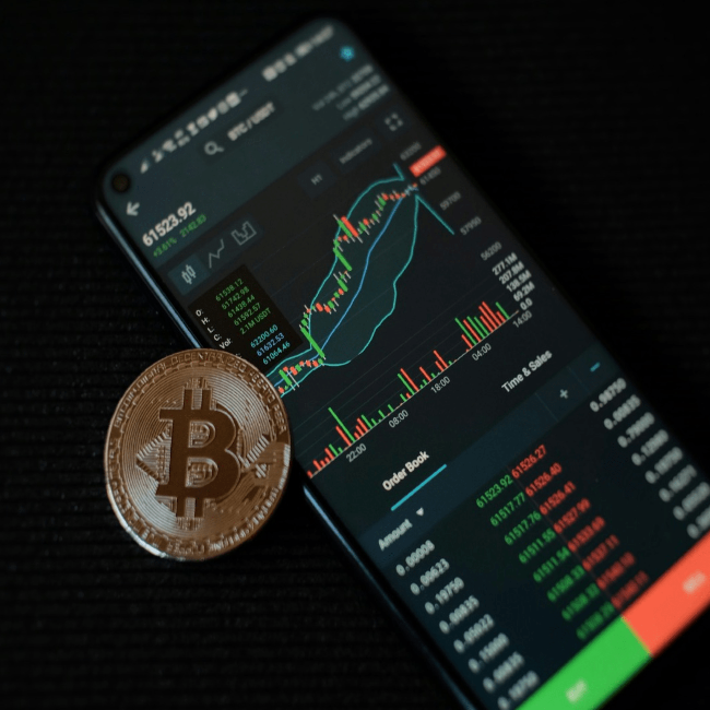 Key benefits of Web 3.0 solutions: decentralization, interoperability, and enhanced user control.